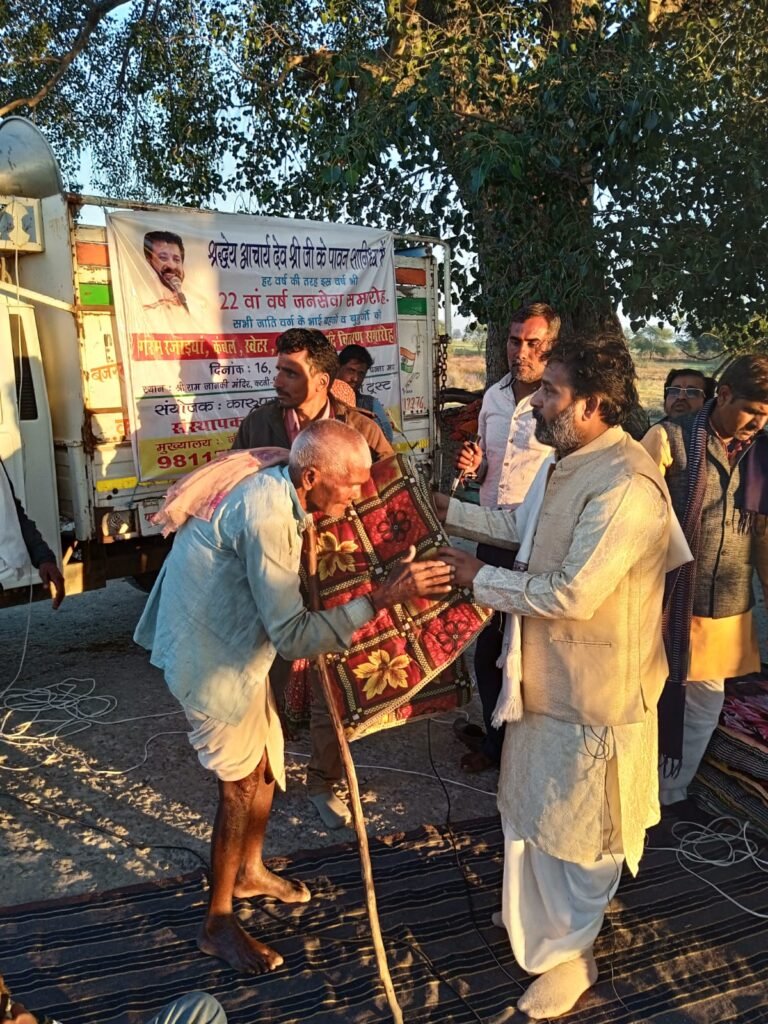 Acharya Dev Shri Ji addressing devotees during Bhagavata Katha Saptah.